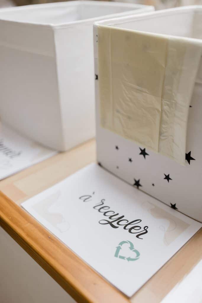 Bac blanc décoré d’étoiles avec une étiquette “à recycler” pour le tri sélectif à la maison.